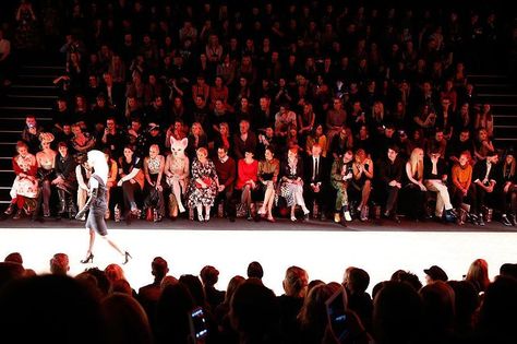 Ever wondered about the intricacies of fashion show seating? Who gets to sit in the front row and why? Take a look! Manhattan Fashion, Ashley Williams, Color Blocking Outfits, Fashion Colours, The Rules, Front Row, The Row, Color Blocking, Fashion Show