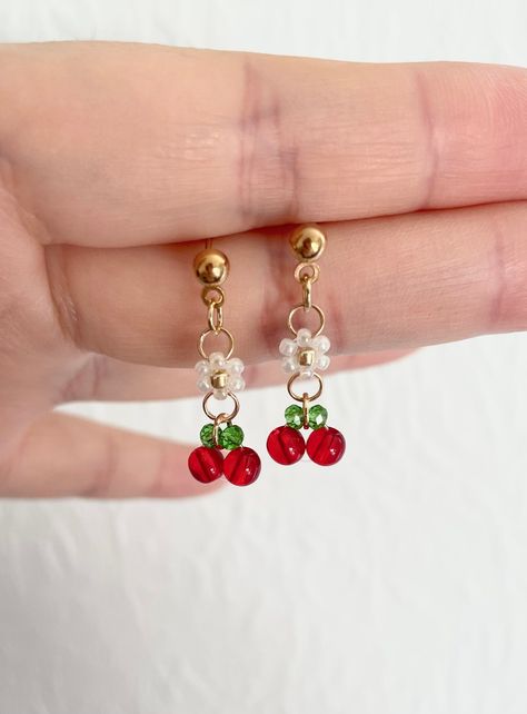 🌼🍒Daisy and Cherry earrings🍒🌼 Tiny and cute̴̛ᴗ⁍̴̴̛̛ᴗ⁍̴̴̛̛ᴗ⁍̴̛⁎) Flowers 6mm Cherry 6*8 mm Made with 2mm seed beads and 3mm, 4mm glass beads Reminder: New stud is different, please see the photo Cherry Beads Earrings, Cherry Jewelry Diy, Earring With Beads, Cherry Bead Earrings, Beaded Earrings Studs, Cherry Beaded Earrings, Diy Cherry Earrings, Earing Ideas Beads, Flower Beads Earrings