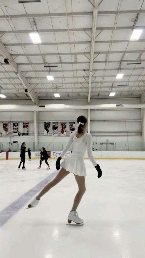 Ice Skating Girl Aesthetic, Aesthetic Ice Skating, Ice Skating Hockey, Ice Skating Pictures, Girls Ice Skating, Ice Skating Aesthetic, Figure Skating Aesthetic, Skating Pictures, Figure Ice Skating