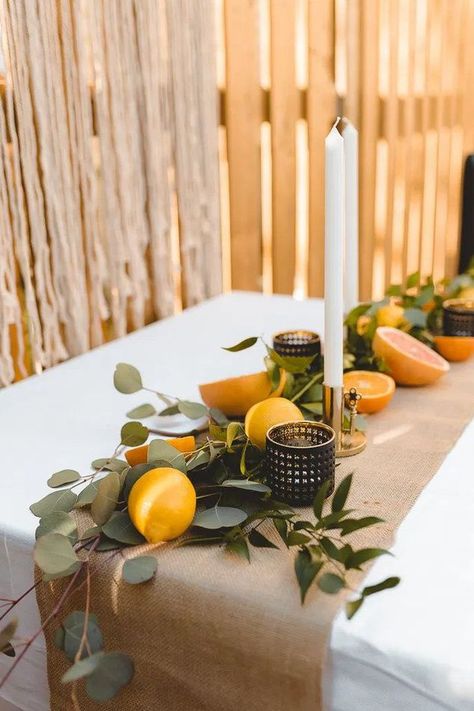 Citrus inspired table decor Orange Tablescape, Lemon Tablescape, Citrus Party, Thelma Et Louise, Lemon Centerpieces, Simple Table Decorations, Summer Table Decorations, Summer Table Runner, Simple Table Settings