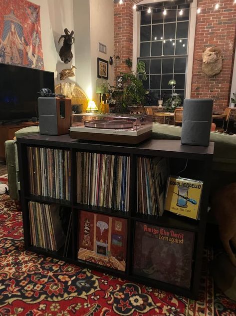 Vinyl Corner Ideas, Vinyl Setup Aesthetic, Vinyl Room Aesthetic, Vinyl Record Setup, Vinyl Setup Ideas, Vinyl Room Ideas, Vinyl Storage Ideas, Vinyl Setup, Vinyl Hanging