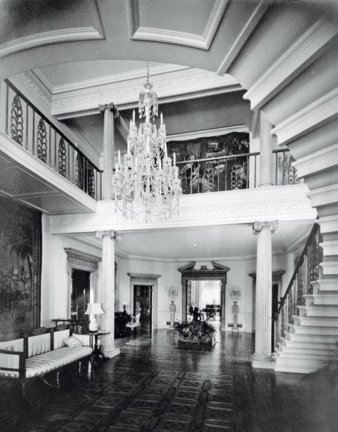 Jack Warner's Bel Air Mansion Photos: The Houses Where It All Happened in 1930s and 40s Hollywood | Vanity Fair 40s Hollywood, Old Hollywood Homes, Hollywood Mansion, Bel Air Mansion, American Mansions, Huge Houses, Hollywood Homes, Old Mansions, Casa Exterior