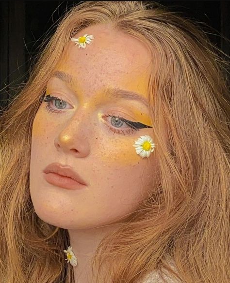 Daisy Costume Flower, Cottagecore Makeup, Yellow Eyeshadow Palette, Fairy Eye Makeup, Applying Eyeshadow, Play Makeup, Gloss Eyeshadow, Yellow Makeup, Cute Eyeshadow Looks