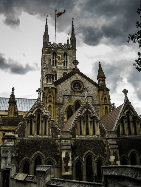 English Cathedrals, London Southbank, Southwark Cathedral, Antique Architecture, Cathedral Architecture, London Aesthetic, Church Of England, Church Architecture, Ancient Architecture