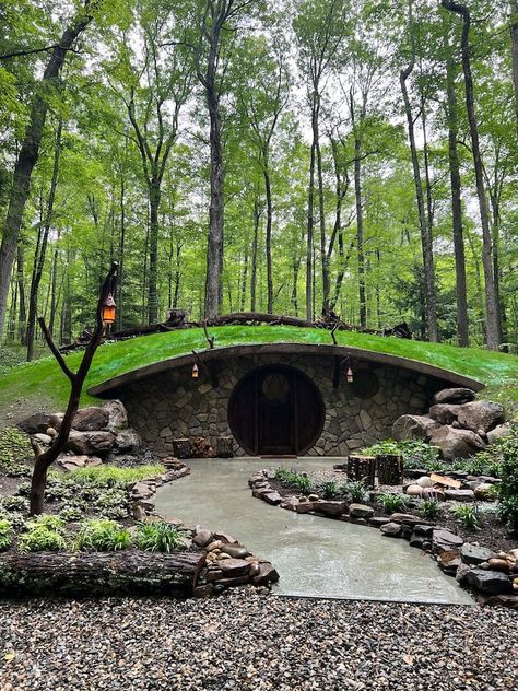 Case Sotterranee, The Hobbit House, Casa Dos Hobbits, Earthen Home, Underground Living, Farm Cabin, Earth Sheltered Homes, Casa Hobbit, Case In Pietra