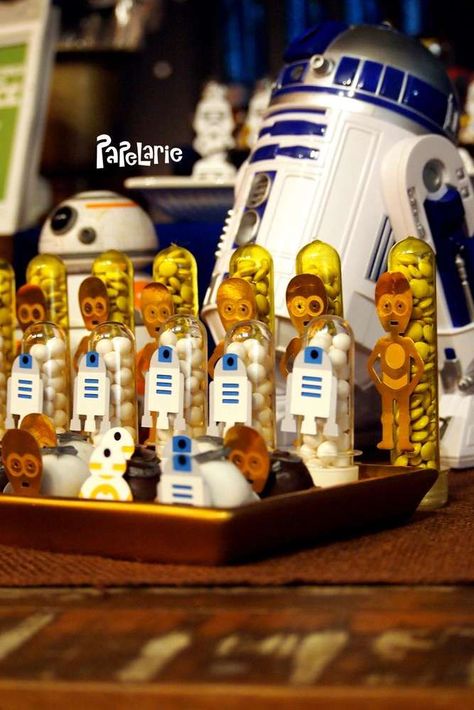 Loving these C3PO and R2D2 treats at this fantastic Star Wars birthday party!! Star Wars Birthday Party Ideas, Birthday Star Wars, Girl Birthday Party Favors, Fireman Party, Boy Party Favors, Star Wars Cake, Star Wars Birthday Party, Birthday Star, Fun Birthday Party