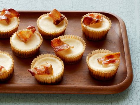 Mini Bacon Cheesecakes Maple Bacon Cheesecake, Bacon Cheesecake, Chocolate Wafer Cookies, Fat Bomb Recipe, Candied Bacon, Spring Desserts, Mini Muffin Pan, Maple Bacon, Chocolate Wafers