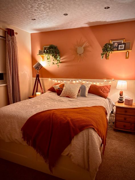 Chilled bedroom terracotta orange warm room boohoo picture frames relaxing cosy hanging plants fairy lights sun mirror lamps warmth bed Cozy Room Aesthetic Orange, Orange And White Room Ideas, Burnt Orange Bedroom Ideas Accent Walls, Girls Orange Bedroom, Orange Theme Bedroom, Orange And White Bedroom, Rustic Orange Bedroom, Orange Dorm Room, Orange Bedroom Ideas