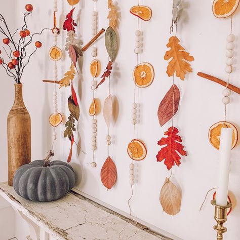 best fall banner and garland ideas from pinterest vibrant fall garland Fall Garland Diy, Mantle Diy, Diy Fall Garland, Fall Garlands, Thanksgiving Garland, Orange Craft, Diy Girlande, Casa Halloween, Fall Mantle