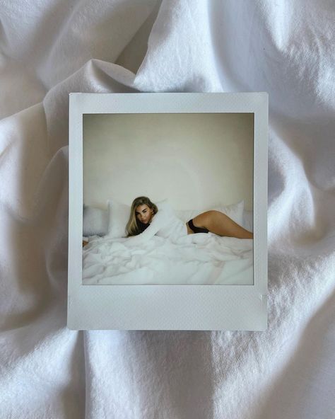 Jess Hunt (@jesshunt2) • Instagram photos and videos Polaroid For Boyfriend, Boudiour Poses, Jess Hunt, Bouidor Photography, Polaroid Photography, Lazy Weekend, Photographie Inspo, Photography Posing Guide, Polaroid Pictures