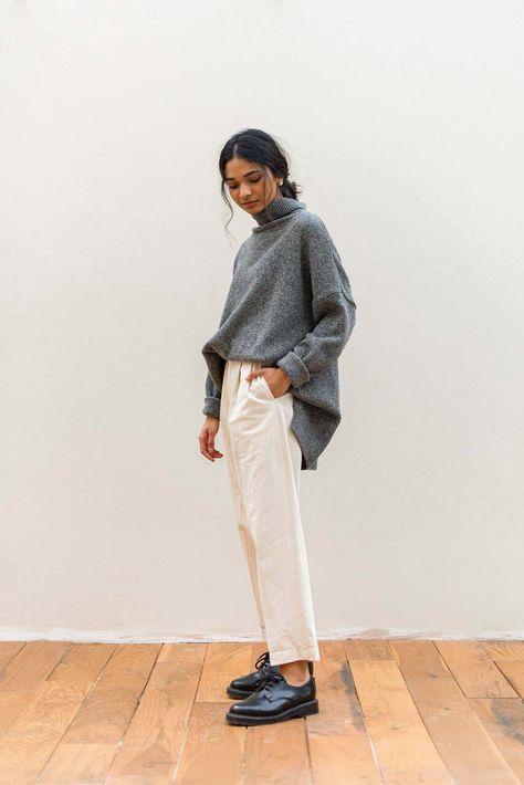 Grey Roll Neck Jumper Outfit, Oversized Grey Sweater Outfit, Grey Sweater Outfit Winter, Roll Neck Outfit, Grey Knit Sweater Outfit, Norm Core Aesthetic, Norm Core Outfits, Roll Neck Jumper Outfit, Oversize Sweater Outfit