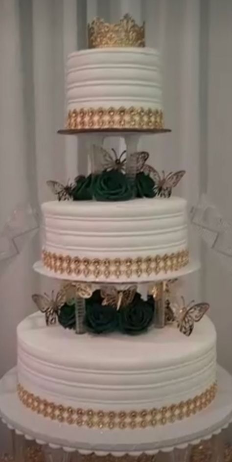 Wedding Cake Emerald Green, Enchanted Forest Cake, Emerald Green Quinceanera Theme, Green Quinceanera Theme, Red Quinceanera Ideas, Gold And White Cake, Sweet 16 Party Themes, Quince Cakes, Quince Cake