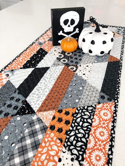 Bits of Boo – A free table runner pattern – april rosenthal designer for prairie grass patterns Halloween Quilts Ideas Free Pattern, Fall Quilt Table Runner Patterns Free, Seasonal Quilts, Halloween Sewing Projects, Halloween Quilt Patterns, Fall Sewing Projects, Table Topper Patterns, Runner Pattern, Halloween Sewing