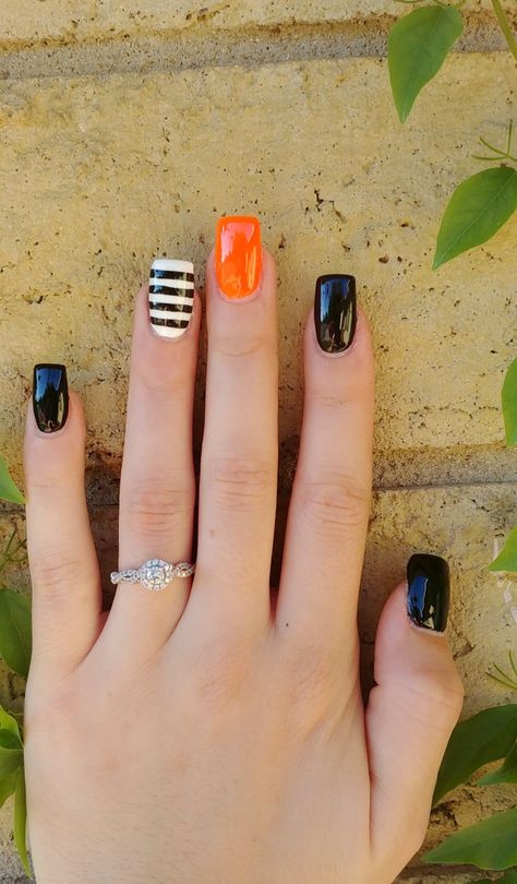 Orange, black acrylic, halloween nails Holloween Nails, Halloween Nails Easy, Halloween Acrylic Nails, Fall Gel Nails, October Nails, Her Nails, Cute Gel Nails, Halloween Nail Designs, Short Acrylic Nails Designs