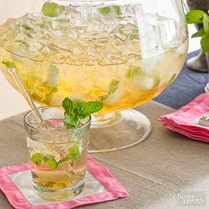 Make mint juleps for a crowd with this easy recipe! Mint Julep Punch, Derby Recipe, Derby Party Food, Julep Recipe, Kentucky Derby Party Food, Mint Julep Recipe, Mint Juleps, Diy Drinks, Party Punch