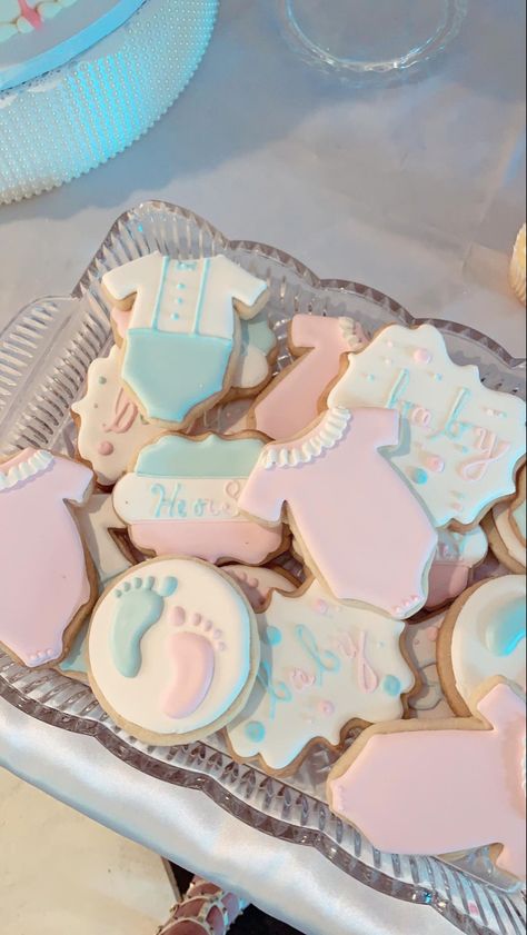 Foto Gender Reveal, Gender Of Baby, Gender Reveal Dessert, Simple Gender Reveal, Gender Reveal Baby Shower Themes, Creative Gender Reveals, Twin Gender Reveal, Gender Reveal Cookies, Baby Gender Reveal Party Decorations