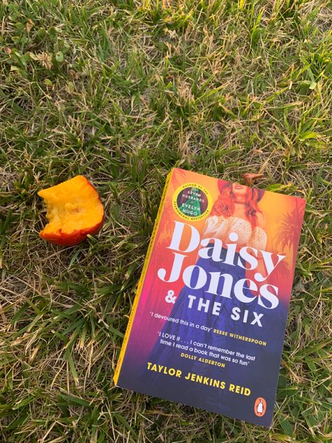 Daisy Jones And The Six Cover, Daisy Jones And The Six Book Cover, Daisy Jones And The Six Book, Becky Core, Daisy Jones And The Six, Book Photos, Kindle Reader, Sam Claflin, Daisy Jones