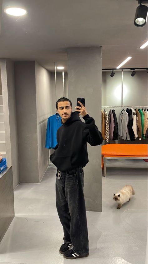 ᴄʀᴇᴅɪᴛs ᴛᴏ ᴏᴡɴᴇʀs Black Denim Jeans Outfit Men, Chill Men Outfits, Black Denim Outfit Men, Mirror Poses Men, Mirror Fit Pics, Black Jeans Streetwear, Adidas Samba Black Outfit, Adidas Samba Outfit Mens, Black Denim Jeans Outfit