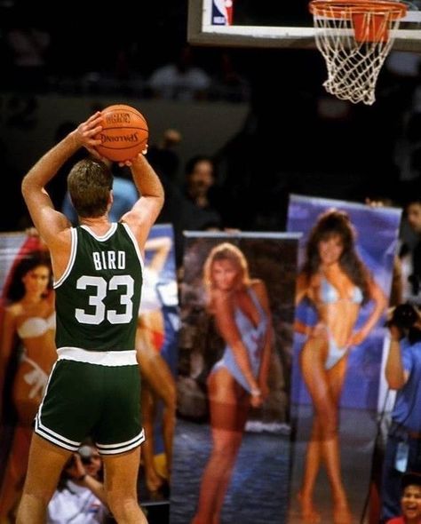 Iconic Basketball Photos, Goat Pics, Larry Legend, 80s Basketball, Nba Basketball Teams, Celtics Basketball, Ball Aesthetic, Basketball Photos, Hoop Dreams