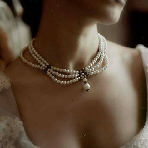 Gilded Age Jewelry, Gilded Glamour, Royal Necklace Aesthetic, Gilded Age Aesthetic, Bridgerton Halloween Costume, Luxury Victorian Baroque Necklaces, Luxury Victorian Baroque Necklace, Luxury Victorian Pearl Necklace, Luxury Gold Victorian Pearl Necklace