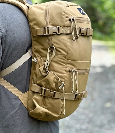 1,300 cu in (21.3L) Skyline Backpack x Coyote Brown. Backed with a Lifetime Warranty. Designed, developed and made in the Pacific NorthWest. #ruckmule #rmg #madeintheusa #americanmade #mountaingear #huntinggear #hiking #backcountry #outdoorgear #pnw #mountains #overland #outdoors Pnw Mountains, Mountain Gear, Pack Backpack, Tactical Backpack, Vintage Backpacks, Hunting Gear, Backpacking Packing, Wolf Pack, The Pacific Northwest