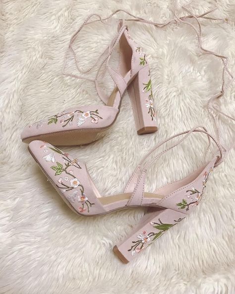 Pastel Heels Aesthetic, Floral Heels Aesthetic, White Heels Pink Flowers, Fairy Prom Shoes, Cherry Blossom Shoes Heels, Heels With Flowers On The Heel, Wedding Shoes Fairytale, Floral Heels Wedding, Wedding Shoes Floral