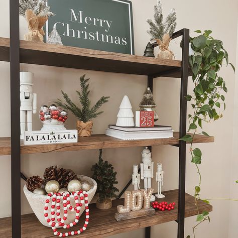 Open Shelf Christmas Decor Kitchen, Bookshelf Styling Christmas, Christmas Decor On Shelf, Christmas Bookcase Decor Living Room, Winter Bookshelf Decor, Book Shelf Christmas Decor Ideas, Book Shelf Christmas Decor, Christmas Bookshelf Styling, Christmas Decoration Tv Stand