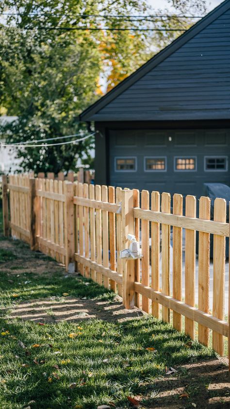 4 Feet Fence Ideas, Modern Cottage Fence, Picket Fencing Ideas, 4 Ft Fence Ideas Yards Wood, Wooden Picket Fence Ideas, Short Privacy Fence Ideas, Wooden Fence Ideas Backyards, Picket Fence Backyard, 4 Foot Wood Fence Ideas