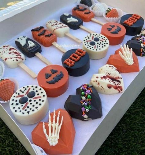 Halloween Wedding Treats, Cakepop Halloween Ideas, Cake Pop Boxes Diy, Halloween Bakesale Ideas, Cakesicles Ideas Halloween, Halloween Themed Chocolate Covered Oreos, Aesthetic Halloween Desserts, Halloween Chocolate Oreos, Halloween Dessert Box Ideas