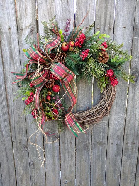 Christmas Wicker Wreath, Wicker Wreath Ideas Christmas, Traditional Christmas Wreath Ideas, Grapevine Wreath Ideas Christmas, Wreath Decorating Ideas Christmas, Grapevine Christmas Wreaths, Holiday Wreaths Diy Christmas, Christmas Grapevine Wreath, Handmade Christmas Decor