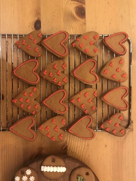 heart gingerbread cookies #valentines #love #baking #gingerbread #cookies #hearts #icing #biscuits Gingerbread Cookies Heart, Gingerbread Heart Cookies, Valentines Gingerbread, Ginger Man Cookies, Baking Gingerbread Cookies, Icing Biscuits, Heart Gingerbread, Gingerbread Icing, Heart Biscuits