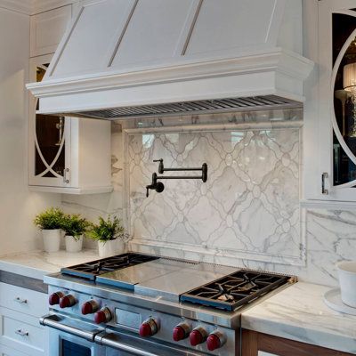 Latest Kitchen Trends, Kitchen Hood Design, Kitchen Vent Hood, Kitchen Vent, Kitchen Redesign, Kitchen Backsplash Designs, Farmhouse Kitchen Design, Vent Hood, Kitchen Hoods