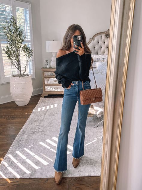 Casual Jeans Winter Outfits, Jean Going Out Outfit Winter, Holiday Concert Outfit Ideas, Casual Fall Night Outfit, Bootcut Jeans With Boots Outfits, 2025 Winter Outfits, September Outfits Going Out, Winter Jeans Outfit Dressy, Fancy Jeans Outfit