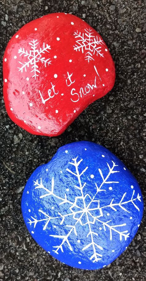 Snowflake Rock Painting, Painted Rocks Ideas Christmas, Winter Rock Painting Ideas Easy, Snowflake Painted Rocks, Painting Rocks Ideas Easy Christmas, Painted Rocks For Christmas, New Year Rock Painting Ideas, Xmas Rock Painting, Christmas Painted Rocks Ideas Easy