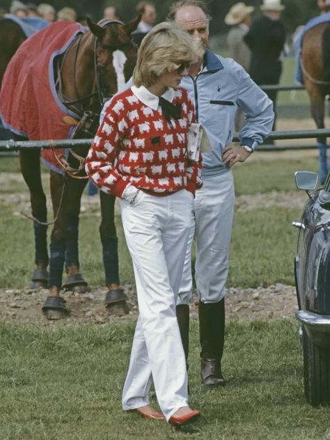 26 Princess Diana Street Style Looks That Highlight Her Unforgettable Fashion Putri Diana, Prinz Charles, Rowing Blazers, Princess Diana Fashion, Prinz William, Polo Match, Diana Fashion, Lady Diana Spencer, Diana Spencer