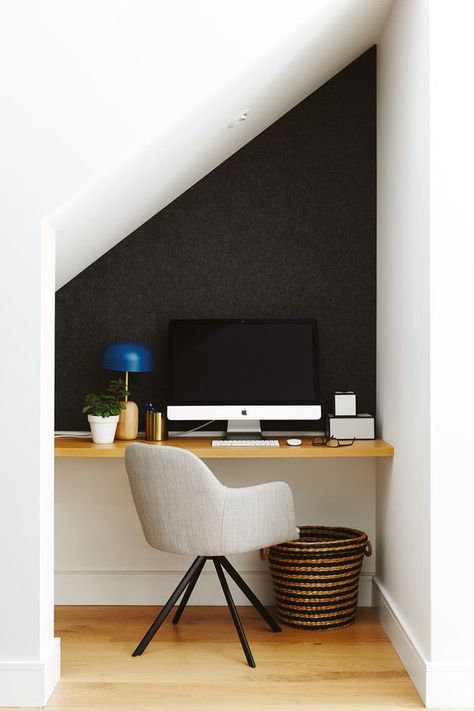 Desk Under Stairs, Office Under Stairs, Under Stairs Nook, Room Under Stairs, Stair Nook, Space Under Stairs, تحت الدرج, Home Office Layouts, Cheap Office Furniture