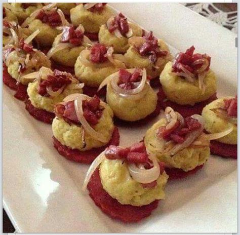 Dominican inspired appetizer: salami,  traditional mangu (mashed plantains) and sauteed onions Dominican Dish, Dominicano Recipes, Mashed Plantains, Sauteed Onions, Sunday Dinners, Dominican Food, Spanish Dishes, Hispanic Food, Brunch Ideas