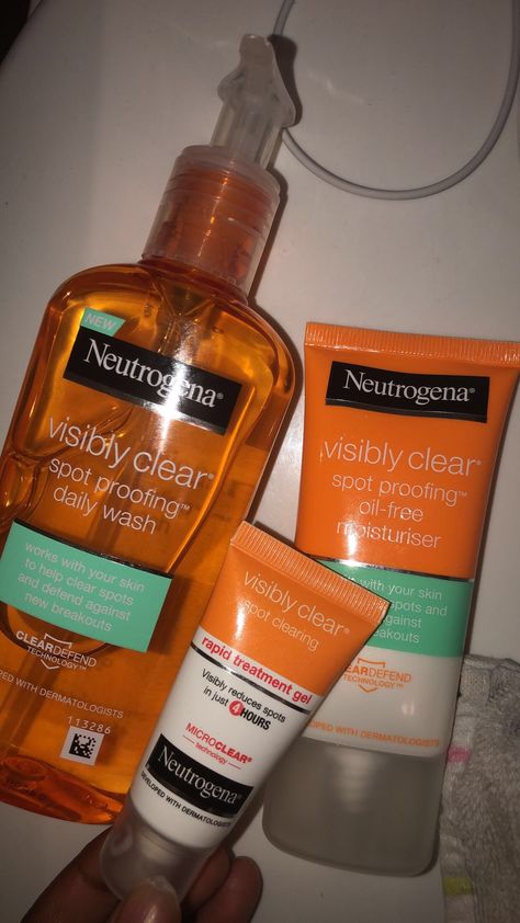 Great products for bumps on forehead, small pores etc. 💖💖 Neutrogena Moisturizer, Forehead Bumps, Forehead Acne, Skin Bumps, Face Care Tips, Skin Spots, Face Products, Teeth Care, Skin Care Solutions