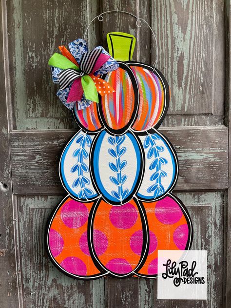 1/4" PRINTED wood door hanger. 28" Sealed and finished with a matching bow. Recommended for use on a covered porch. Pumpkin Stack Door Hanger, Auburn Door Hanger, Painted Pumpkin Door Hanger, Halloween Door Hangers Wooden, Pumpkin Door Hanger Wooden, Easter Rabbit Crafts, Door Hanger Ideas, Halloween Yard Decorations Diy, Painted Window Art