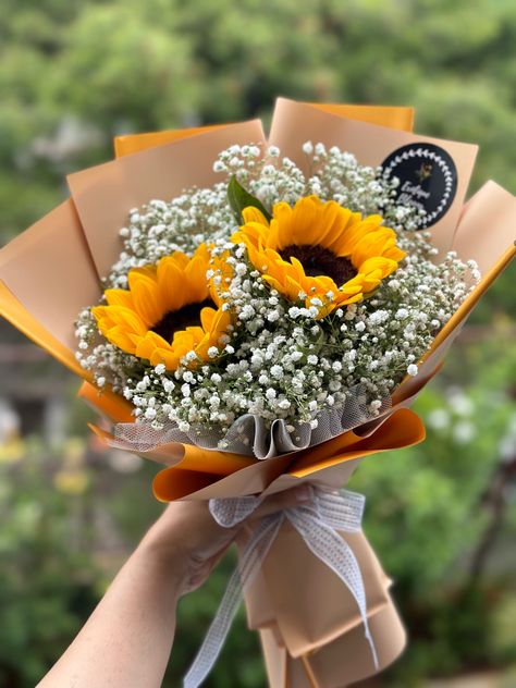 Sunflower And Baby Breath Bouquet, Small Sunflower Bouquet, Mini Sunflower Bouquet, Sunflower Bouquet Aesthetic, Sunflowers Bouquet, Yellow Rose Bouquet, Sunflower Bridal Bouquet, Diy Bouquet Wrap, Mini Sunflowers