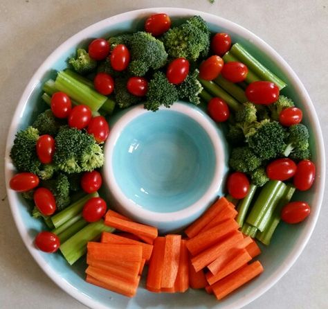 Veggie tray wreath. Carrot bow, broccoli and celery greenery, and tomato berries. Carrots Broccoli, Maxwell House, Veggie Tray, Appetizers For Party, Christmas Eve, Celery, Christmas Food, Broccoli, Carrots