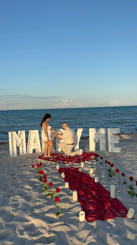 Beach Marriage Proposal Ideas, Proposal Ideas Indoor, Proposal On Beach, Wedding Proposal Ideas Beach, Marry Me Ideas Proposals, Proposal Props, Proposal Set Up Ideas Outside, Beach Proposal Setup, Proposal Set Up Ideas