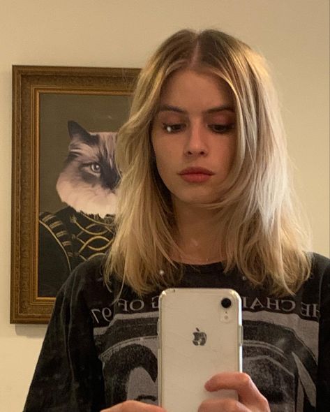 carlson young Lucy Star, Carlson Young, Mtv Scream, I Love Girls, Scream, Mtv, Hair Color, Blonde, Mirror Selfie