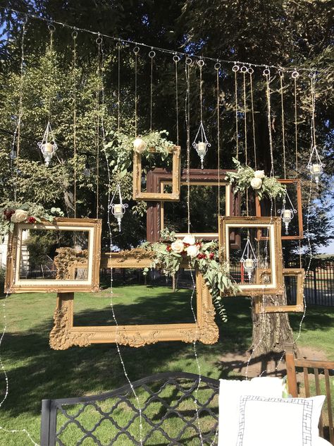 Picture Frame Backdrop Wedding, Outdoor Photo Booth Ideas For Parties, Garden Wedding Photo Booth, Cottage Core Backdrop, Outdoor Wedding Photobooth, Wedding Photography Booth, Vintage Photo Booth Ideas, Photo Op Ideas Events, Picture Booth Wedding