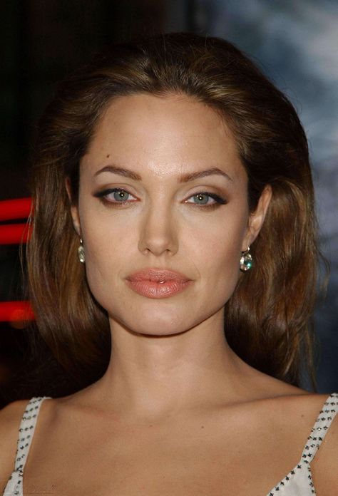 omg Angelina Jolie Eyes, John Voight, Angelina Jolie Makeup, Angelina Jolie Style, Essence Makeup, Jolie Pitt, Dark Autumn, Dramatic Makeup, Glam Makeup