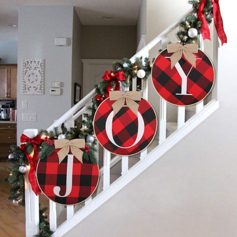 Christmas Tree Inspiration Rustic, Christmas Tree Ideas Rustic, Julkransar Diy, Christmas Banister, Christmas Stairs, Buffalo Plaid Christmas Decor, Diy Jul, Plaid Christmas Decor, Christmas Window Decorations