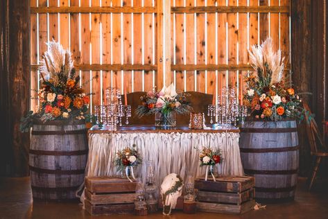 Bride And Groom Table Rustic Fall, Western Wedding Bride And Groom Table, Bride And Groom Table Western, Western Wedding Gift Table, Fall Wedding Head Table Ideas, Western Sweetheart Table Wedding, Western Bride And Groom Table, Western Sweetheart Table, Western Wedding Head Table