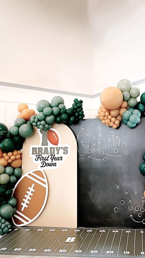 BEELOONS | Brady’s first year down was adorable 🏈 #firstbirthday #birthdaytheme #kidspartyideas #kidspartytheme #footballbirthday #balloonbackdrop… | Instagram Football First Birthday Photoshoot, First Touchdown Birthday, Baby Boy Birthday Themes First, First Year Down Birthday Party, First Year Down, Baby First Birthday Theme, First Down Birthday Party, Football Themed First Birthday, Sports First Birthday