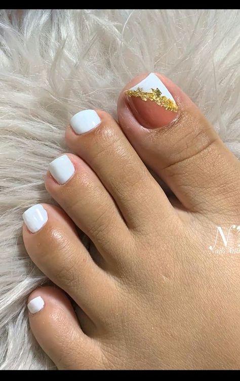 Gelish Pie, White And Gold Pedicure, Gel Pedicure Ideas, Spring Toe Nail Colors, Toenail Ideas, Pedicure Trends, Pedicure Pies, Toe Nail Colors, Perfect Pedicure