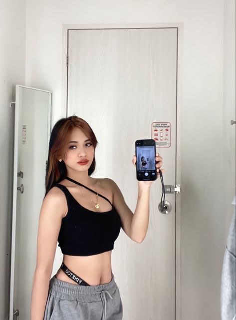 mirror shots Fitting Room Mirror Selfie, Trial Room Selfies, Room Selfies Ideas, Fitting Room Selfie, Room Selfies, Mirror Shot, Selfie Mirror, Type Shi, Fitting Room